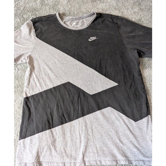 The Nike Tee Athletic Cut Womens Size Large Geometric Pattern Short Sleeve - Picture 1 of 9